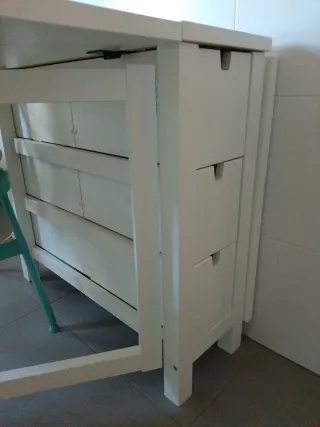 Mesa plegable blanca.