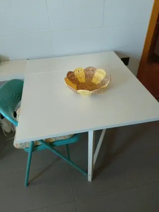 Mesa plegable blanca.