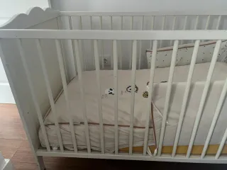 Cuna de madera blanca con protector y colcha