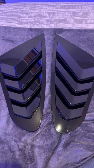 Embellecedor de capó negro