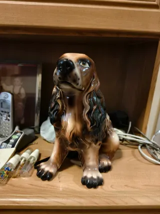 Escultura de perro de cerámica
