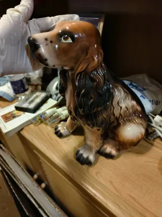 Escultura de perro de cerámica