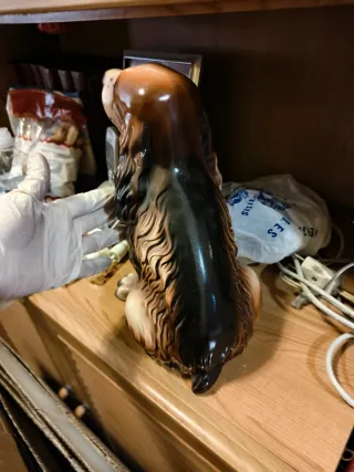 Escultura de perro de cerámica
