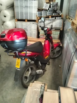 Suzuki SH25 Scooter Roja