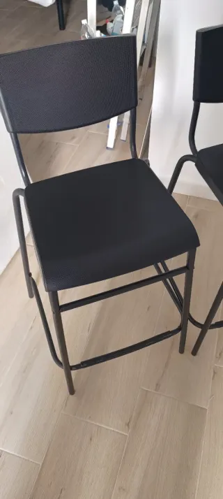 Sillas negras de tela y metal