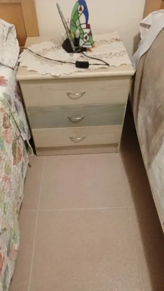 Mesita de noche azul y blanco