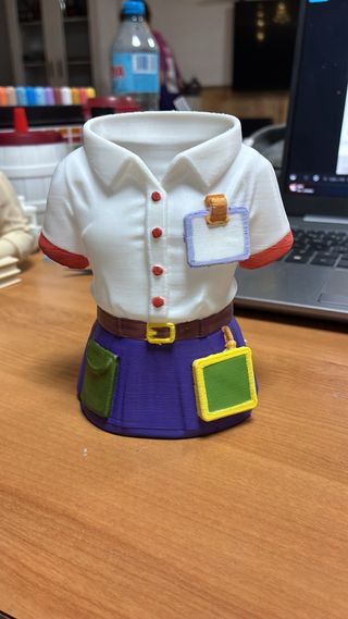 Portalápices figura de camisa profesora