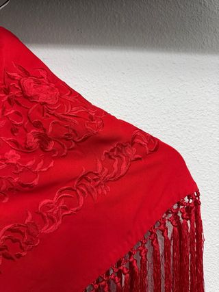 Manton bordado rojo para niña
