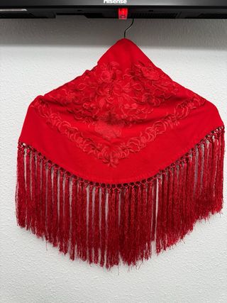 Manton bordado rojo para niña