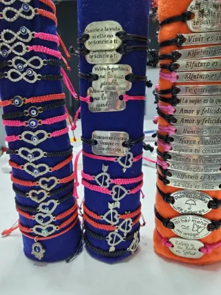 Pulseras hechas a mano con mensajes