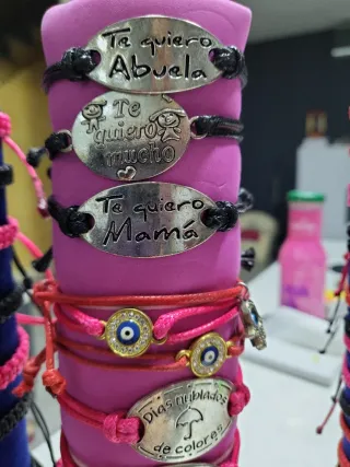 Pulseras hechas a mano con mensajes