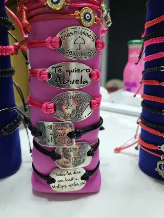 Pulseras hechas a mano con mensajes