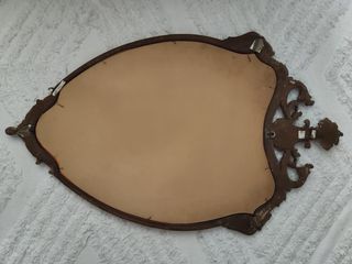 Specchio vintage con cornice dorata decorata