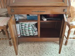 Buró de madera con detalles metálicos