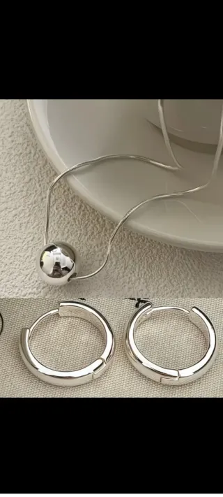 Conjunto collar y pendientes plateados de acero