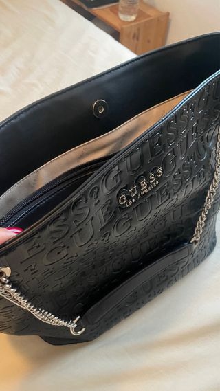 Bolso Guess negro con cadena