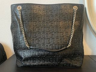 Bolso Guess negro con cadena