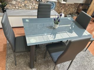 Mesa cristal templado y 4 sillas polipiel
