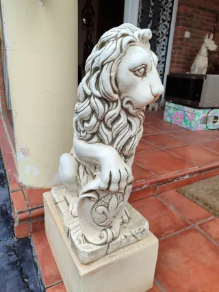 Juego 2 leones piedra beige/marrón