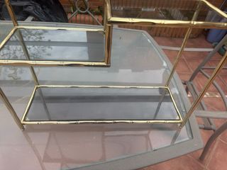 Estantería metálica dorada con baldas de cristal