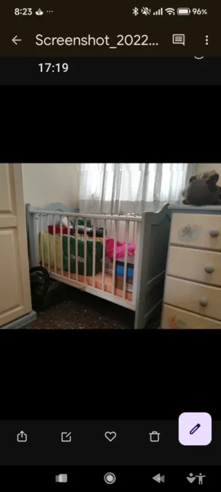 Dormitorio infantil, armario, cuna y cómoda.