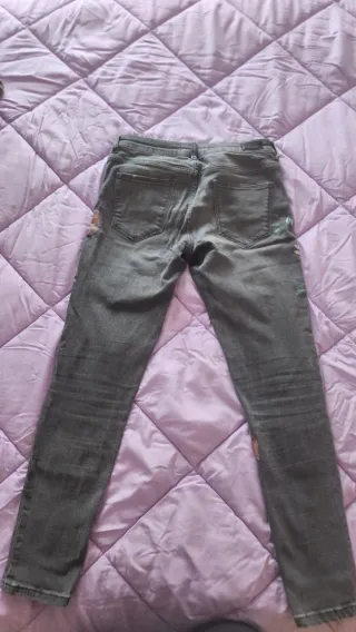 Pantalones grises con estampado floral