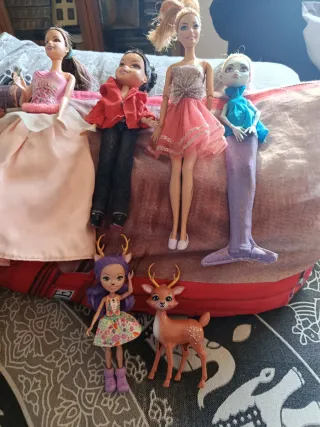 Lote de 4 muñecas y 1 ciervo Bratz no disponible!