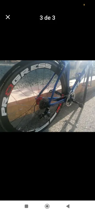 Bicicleta de carretera Fuji azul