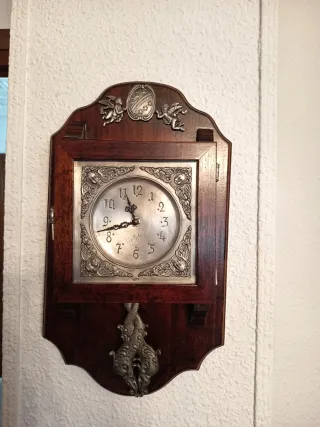 Reloj de pared antiguo de madera