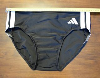 Bañador de hombre tipo slip Adidas, negro y blanco