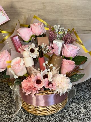 Ramo de regalo con maquillaje nuevo