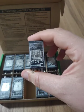 Relés Schneider Electric RXM4AB2JD