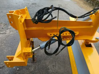 Polidózer Amarillo con Cilindro Hidráulico