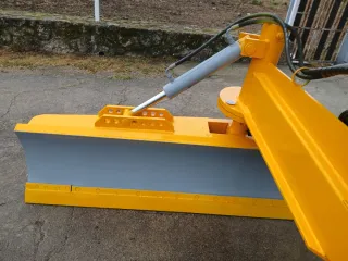 Polidózer Amarillo con Cilindro Hidráulico
