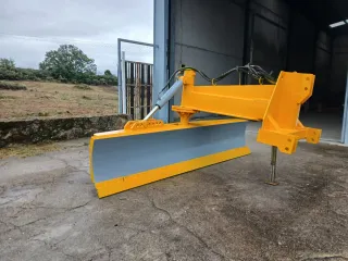 Polidózer Amarillo con Cilindro Hidráulico