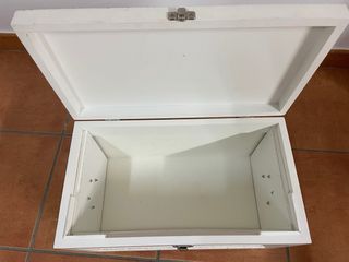 Baúl blanco con cesto de mimbre