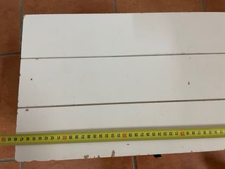 Baúl blanco con cesto de mimbre