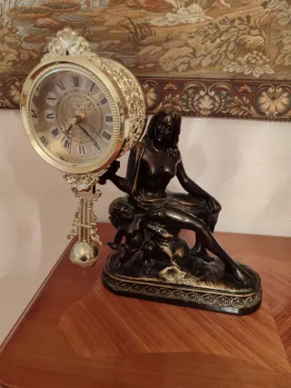 Reloj de sobremesa con figura