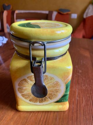 Barattolo in ceramica decorato a tema limoni