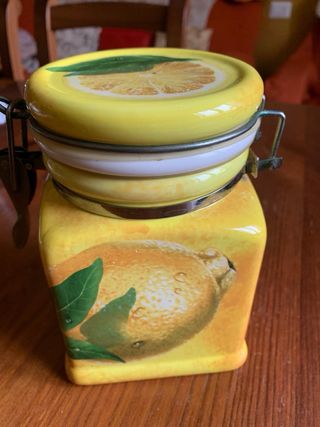 Barattolo in ceramica decorato a tema limoni