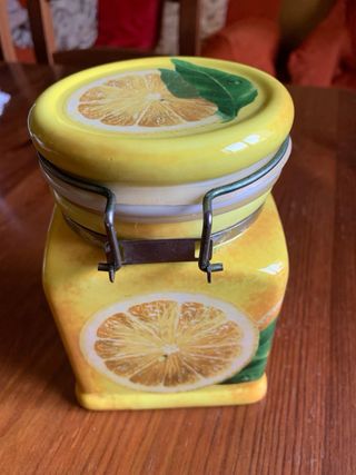 Barattolo in ceramica decorato a tema limoni