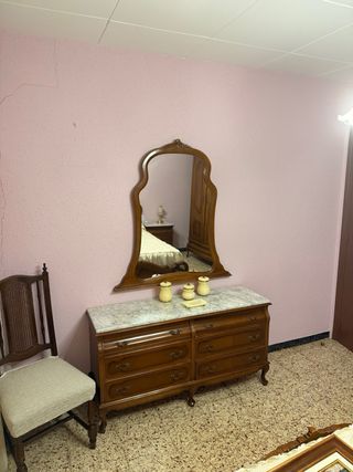 Habitación de matrimonio antiguo de madera maciza