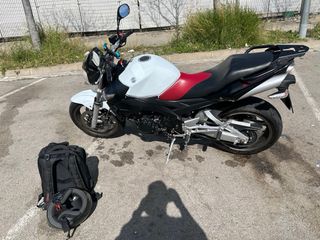 Suzuki 600 Naked Roja y Blanca