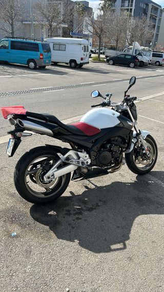 Suzuki 600 Naked Roja y Blanca