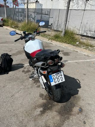 Suzuki 600 Naked Roja y Blanca