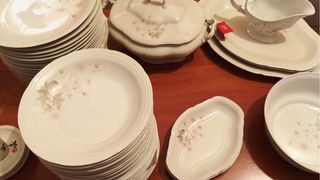 Vajilla de porcelana floral rosa y blanca