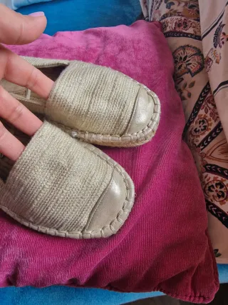 Alpargatas doradas y beige