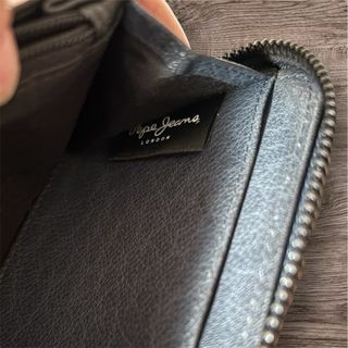Monedero Pepe Jeans gris tachuelas.