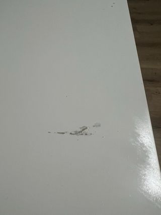 Scrivania bianca con cassetti