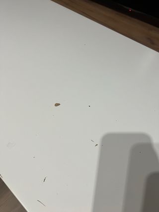 Scrivania bianca con cassetti